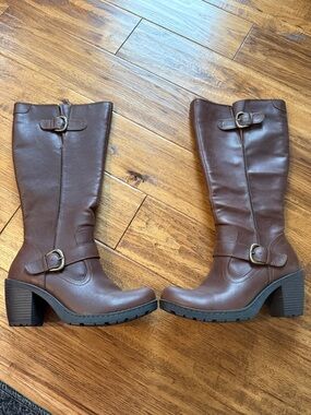 Women's Knee-High Buckle Heeled Boots - Brown